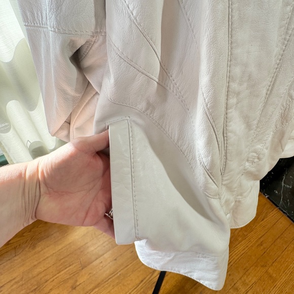 Vintage 1980s leather jacket, white oversized shoulders, batwing sleeves, 14/16 - Picture 6 of 13